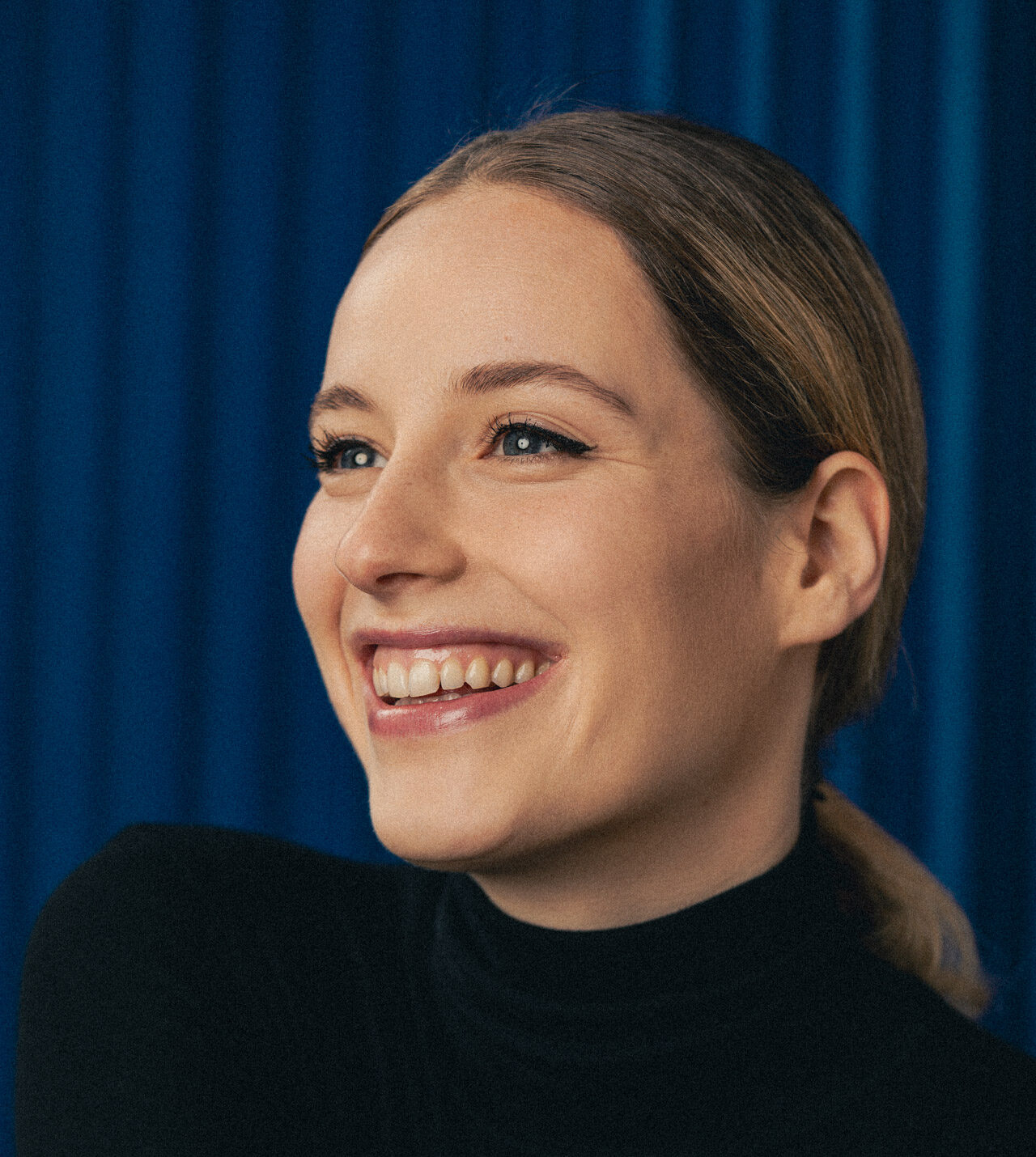 Photographie d'une jeune femme souriante