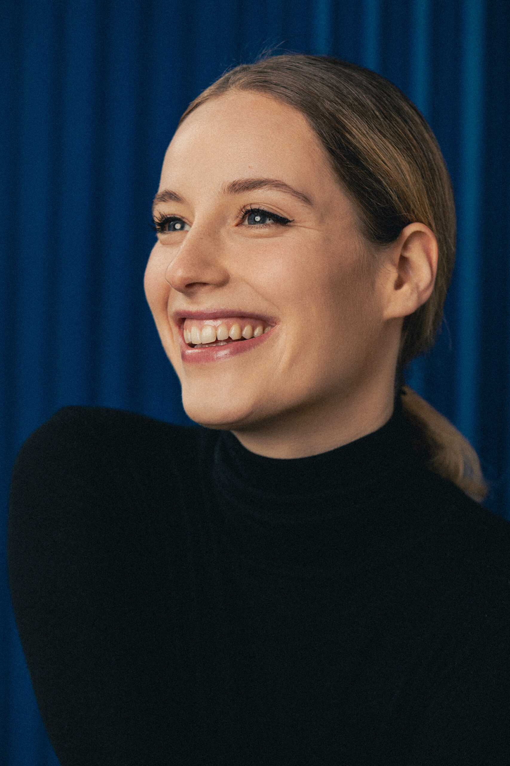 Portrait d'une jeune femme de 25 ans, souriante