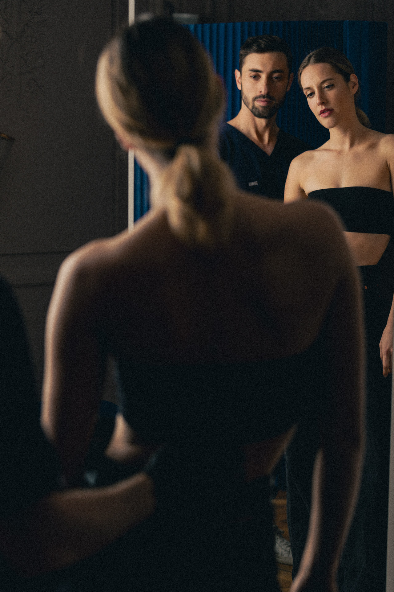 Photographie représentant le Docteur Astier et une patiente lors d'une consultation silhouette
