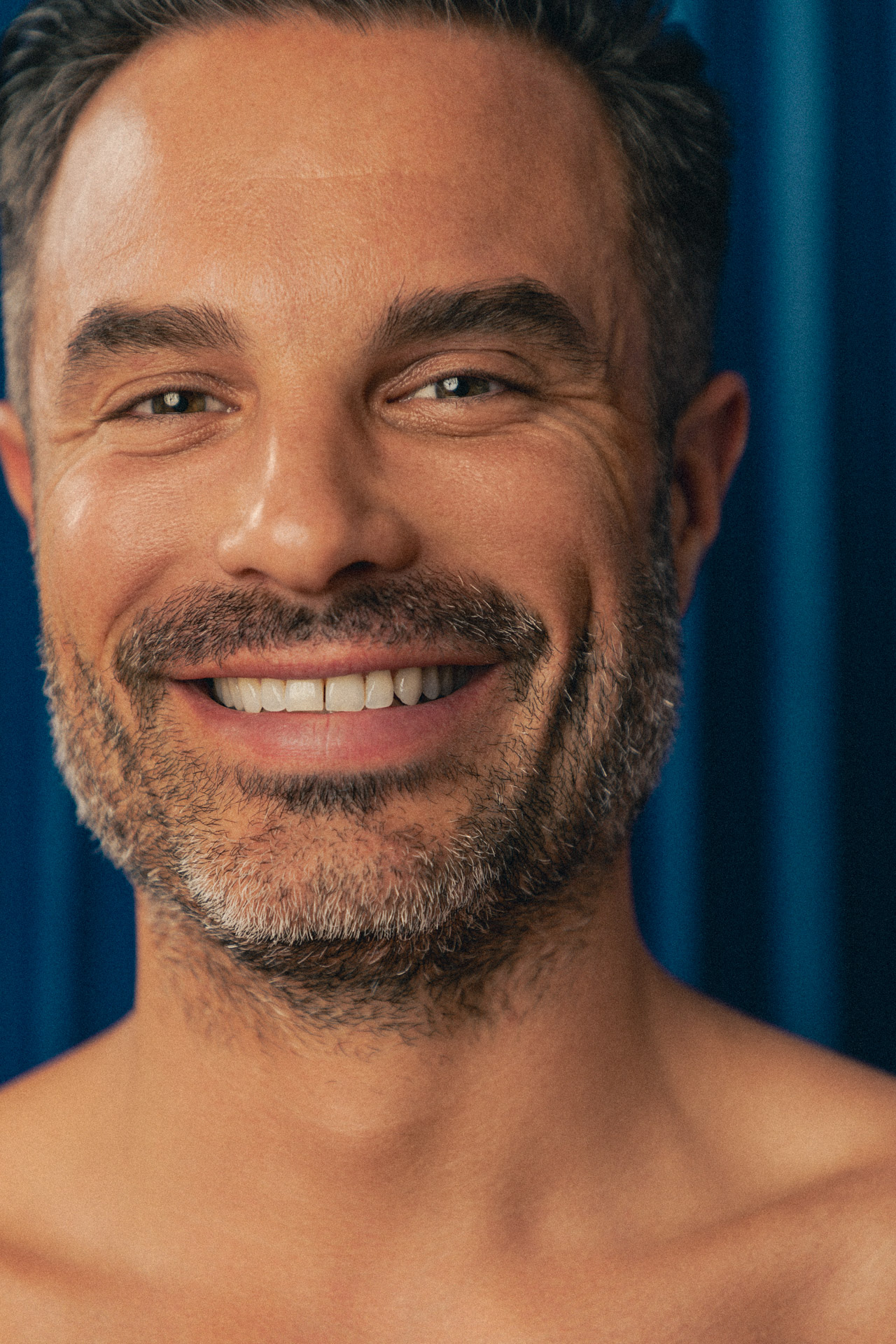 Portrait d'un homme de 35 ans souriant