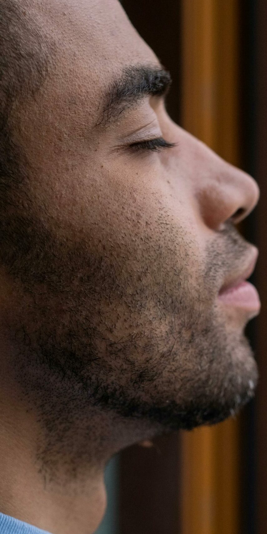 Photographie de profil d'un homme avec de la barbe