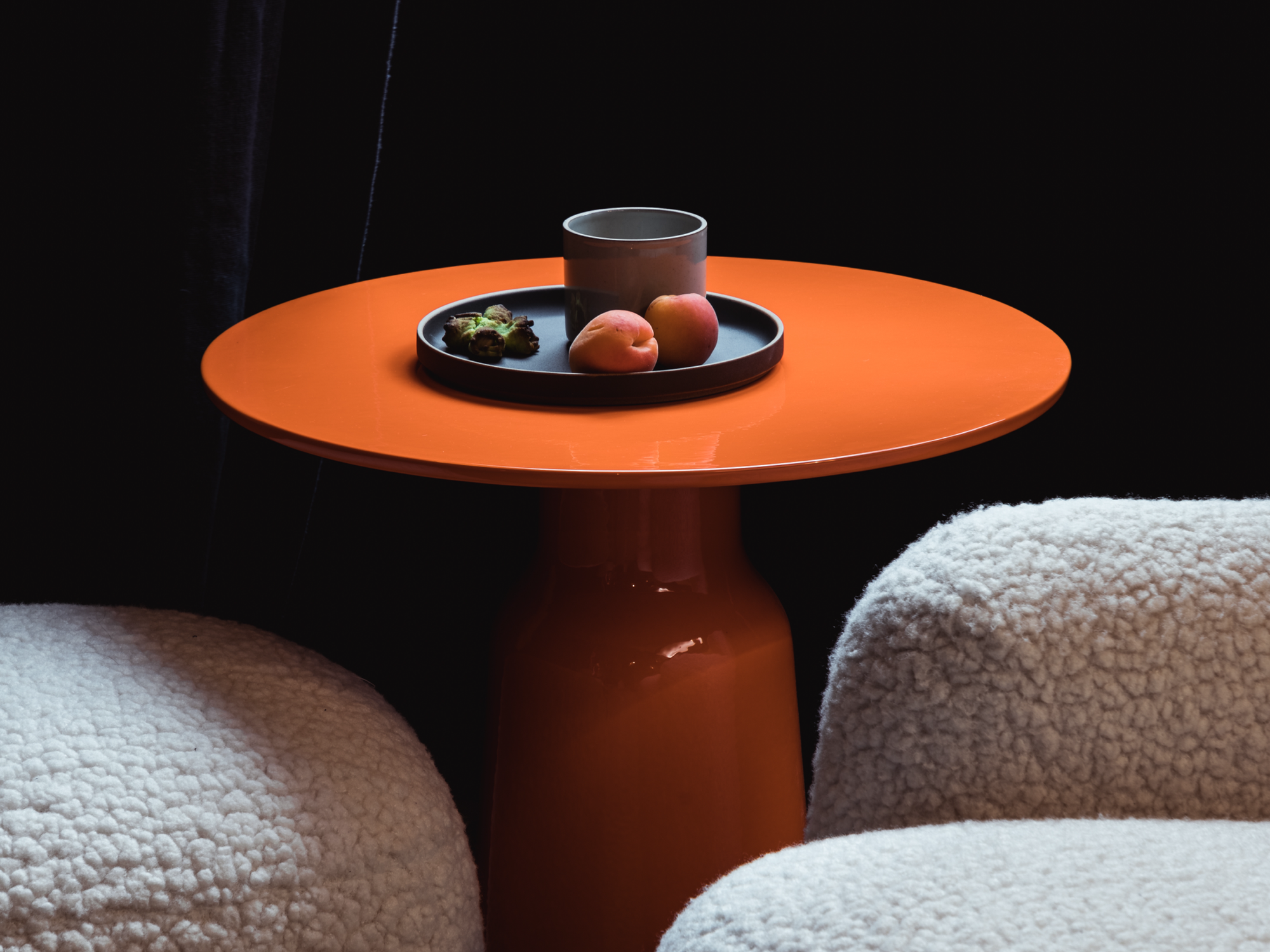 Photographie d'une table en porcelaine présente dans la salle d'attente du cabinet médical Maison yoko