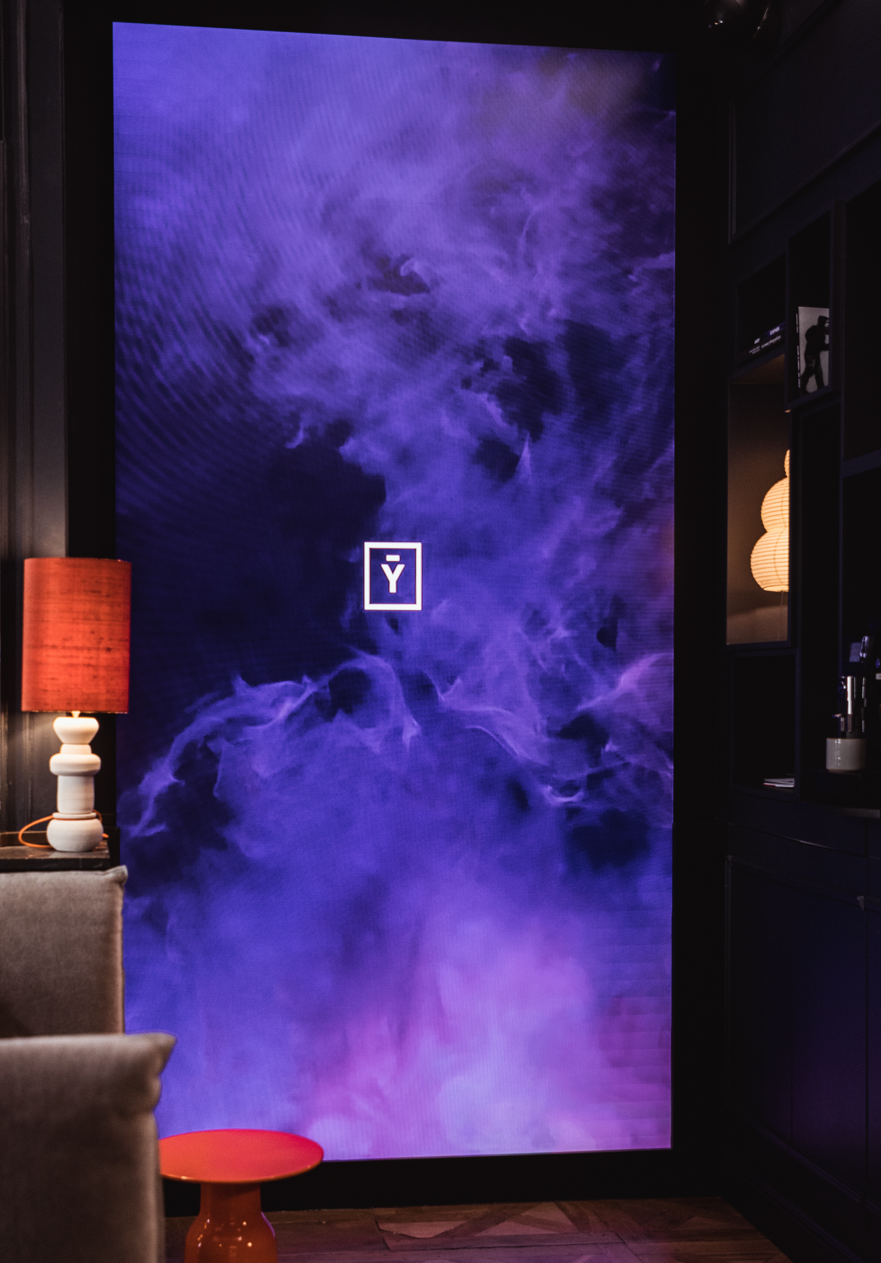 Photographie de l'écran sur lequel est diffusé des oeuvres d'art digitale dans la salle d'attente du cabinet médical Maison Yoko